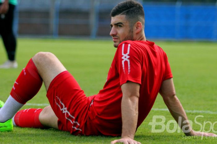 Noureddine Davronov sedang bersantai di sela latihan bersama Madura United.