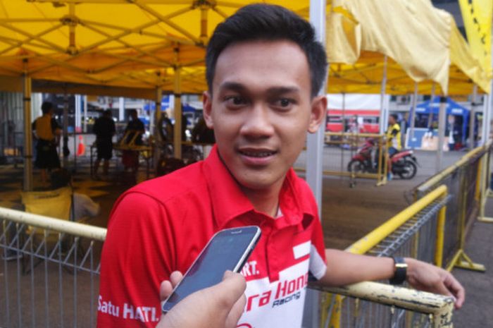 Pebalap Astra Honda Racing Team, Awhin Sanjaya, turut mendukung rekan-rekan satu timnya pada balapan Asia Production (AP250) Asia Road Racing Championship (ARRC) 2017 di Sirkuit Sentul, Kabupaten Bogor, Sabtu (12/8/2017).