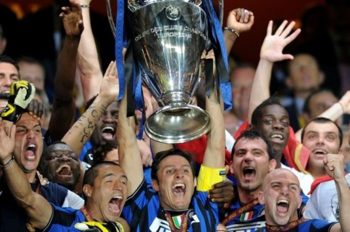 Para pemain Inter Milan mengangkat trofi juara Liga Champions setelah menekuk Bayern Muenchen pada final di Stadion Santiago Bernabeu, Madrid, 22 Mei 2010. Sejauh ini, Inter menjadi wakil terakhir Serie A yang menjuarai Liga Champions.