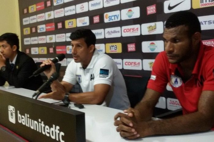 Pelatih Persipura Jayapura, Angel Alfredo Vera (tengah) dalam jumpa pers usai pertandingan Kejuaraan Sepak Bola Torabika (TSC) 2016 menghadapi Bali United di Stadion Kapten I Wayan Dipta, Gianyar, Sabtu (3/9/2016).