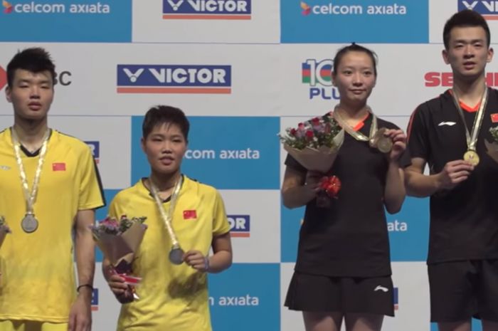  Ganda cam,puran China, Zheng Siwei/Huang Yaqiong (kanan), juara Malaysia Open 2018 usai mengalahkan rekan senegara mereka, Wang Yilyu/Huang Dongping pada Minggu (1/7/2018) di Axiata Arena, Kuala Lumpur. 