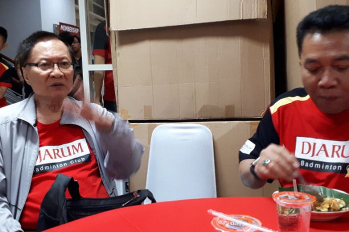 Tan Joe Hok (kiri) bersama Sekjen PP PBSI Achmad Budiharto saat acara makan malam di markas PD Djarum, Kudus, Jawa Tengah (6/9/2018).