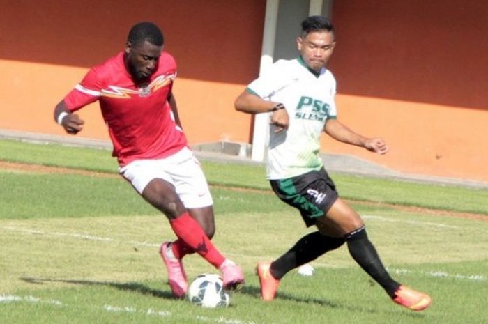 Dirkir Kohn (merah) saat membela Persiba Balikpapan pada laga persahabatan melawan PSS Sleman, Minggu (14/2/2016).