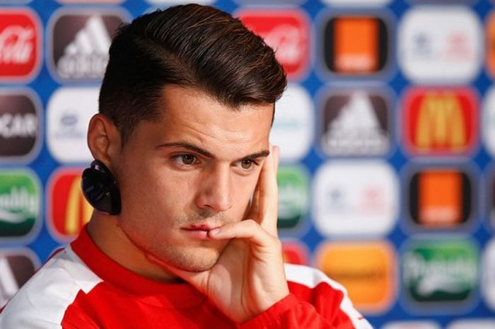 Gelandang tim nasional Swiss, Granit Xhaka, saat menghadiri jumpa pers jelang pertandingan menghadapi Prancis pada Sabtu (18/6/2016) di Stade Pierre Mauroy, Lille, Prancis.