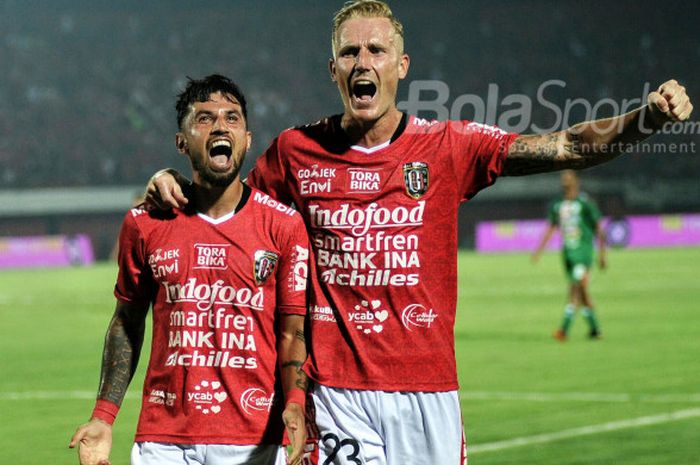 Duo pemain Bali United, Stefano Lilipaly (kiri) dan Nick van der Velden, merayakan gol yang dicetak Lilipaly ke gawang PSMS Medan dalam duel Liga 1 2018 di Stadion Kapten I Wayan Dipta, Gianyar, Sabtu (24/3/2018)