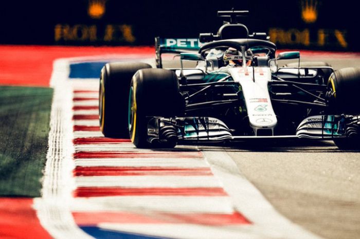 Lewis Hamilton (Mercedes) saat tampil di Sochi Autodrom dalam sesi free practice 3 F1 GP Rusia 2018 yang berlangsung Sabtu (29/9/2018).