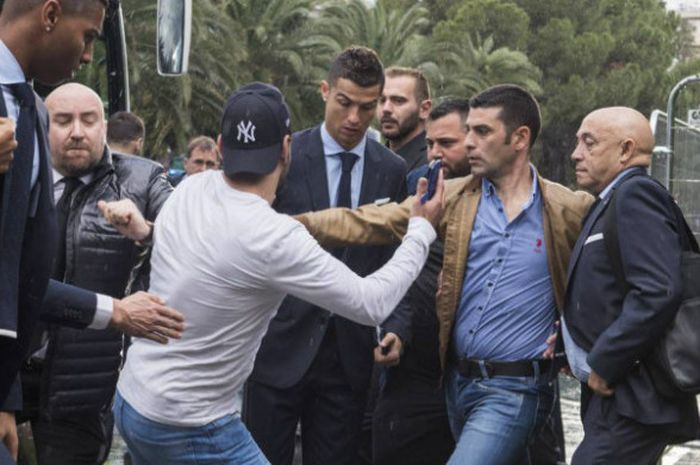 Cristiano Ronaldo didatangi seorang fan saat tiba di Siprus