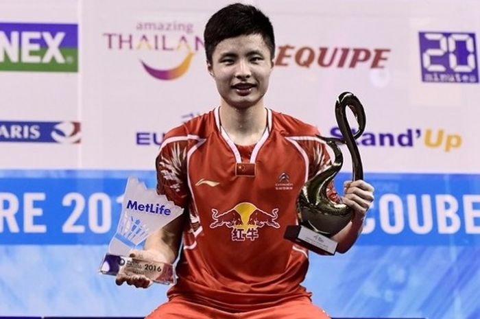 Pebulu tangkis tunggal putra China, Shi Yuqi, berpose dengan trofi juara setelah mengalahkan Lee Hyun-il (Korea Selatan) pada babak final Prancis Terbuka di Pierre de Coubertin Stadium, Paris, Prancis, 30 Oktober 2016.