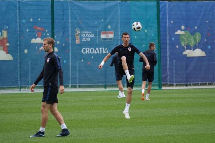 Pemain tim nasional Kroasia, Mario Mandzukic saat berlatih bersama rekan-rekannya di Stadion Roschino Arena, Roschino, Wilayah Leningrad, Minggu (24/6/2018). 