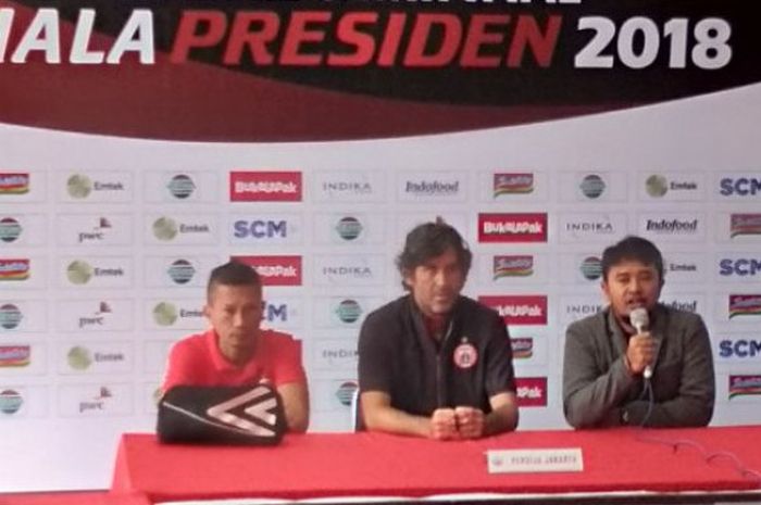 Bek kanan Ismed Sofyan (kiri) bersama pelatih Persija Jakarta, Stefano Cugurra (tengah) saat konferensi pers di Balai Persis, Solo, Jumat (9/2/2018).