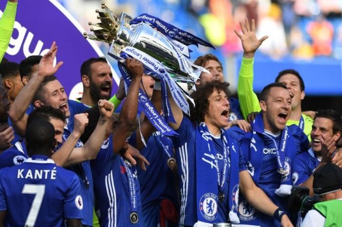 Para pemain Chelsea merayakan trofi Premier League yang mereka raih sebagai juara musim ini, di Stadion Stamford Bridge, 21 Mei 2017.