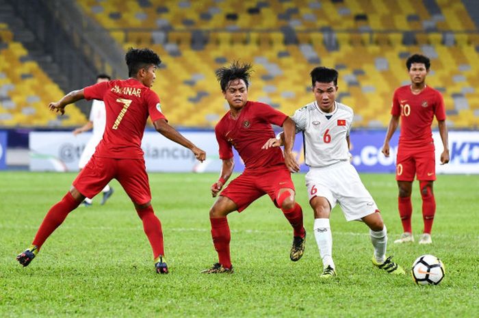    Timnas U-16 Indonesia berhadapan dengan Vietnam pada pertandingan Grup C Piala Asia U-16 2018 di Stadion Bukit Jalil, 24 September 2018.   