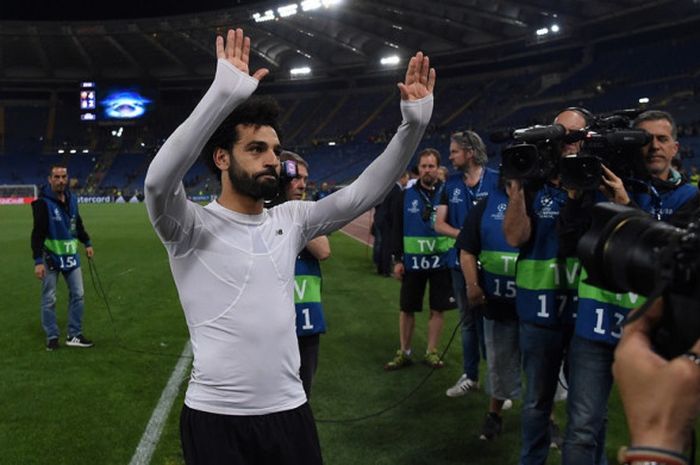 Penyerang Liverpool FC, Mohamed Salah, menyapa suporter seusai laga leg kedua semifinal Liga Champions kontra AS Roma di Stadion Olimpico, Roma, Italia pada 2 Mei 2018.