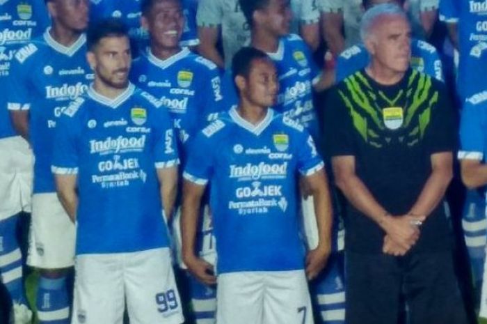 Striker asal Argentina, Jonathan Bauman (kiri) saat diperkenalkan sebagai pemain asing anyar Persib pada peluncuran tim, jersey, dan sponsor di Graha Persib, Jalan Sulanjana, Kota Bandung, Sabtu (17/3/2018) petang. 