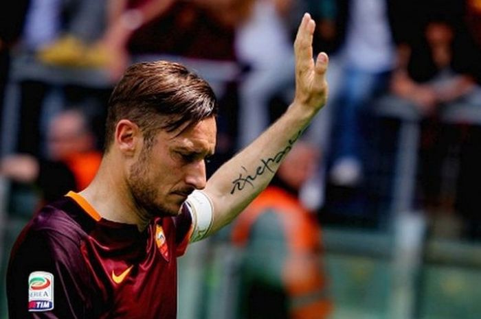 Kapten AS Roma, Francesco Totti, menyapa penggemar I Giallorossi seusai pertandingan Serie A kontra Chievo Verona di Stadion Olimpico, Roma, Italia, 8 Mei 2016.