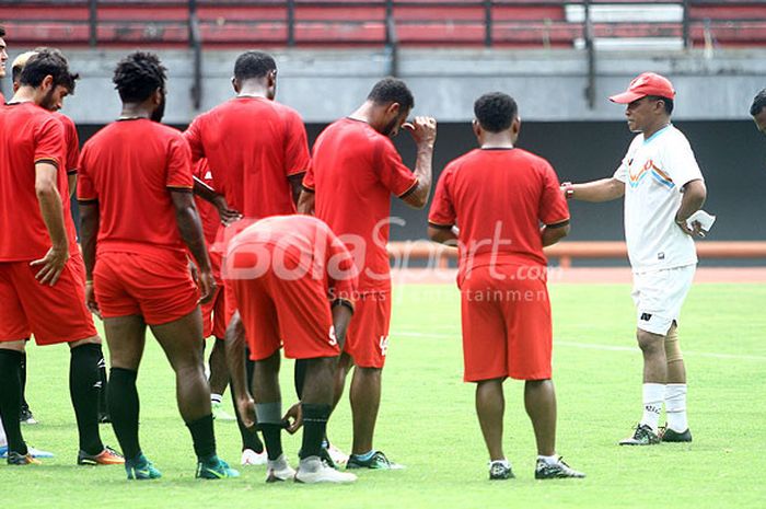 Pelatih Perseru, Alexander Saununu, memberikan arahan kepada pemainnya dalam latihan tim, Rabu (24/1/2018).