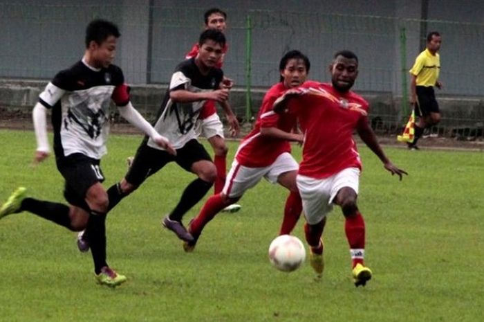 Pemain Persiba, Victor Wai (kanan), mencoba menghindari hadangan para pemain tim Pra-PON DI Yogyakarta di Stadion Mandala Krida, Yogyakarta, Selasa (16/2/2016).