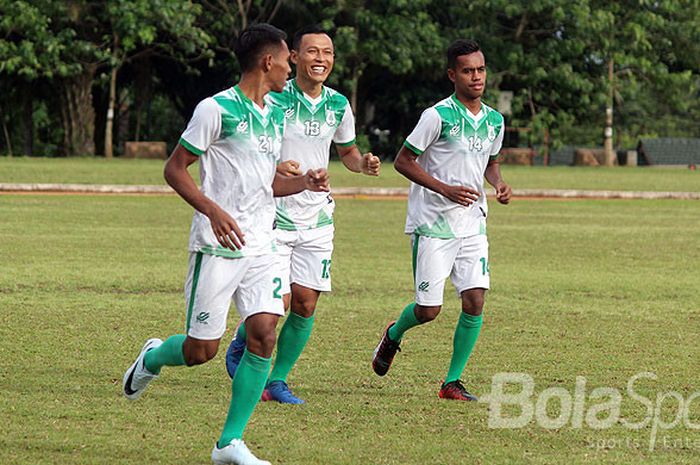 Frets Butuan, Jajang Sukmara, dan M. Alwi saat mengikuti latihan PSMS Medan.