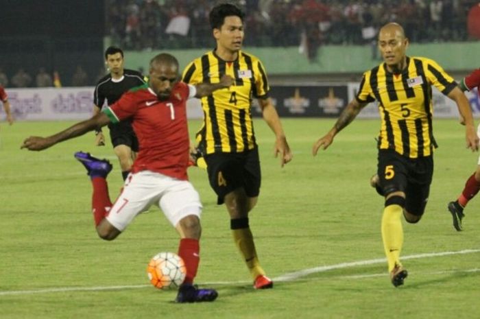 Kapten Indonesia, Boaz Solossa, melepas tembakan ke gawang Malaysia pada laga persahabatan di Stadion Manahan, Selasa (6/9/2016). 