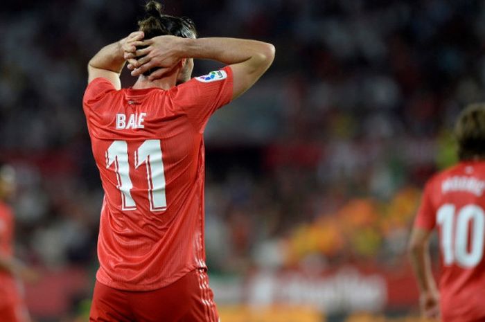 Reaksi penyerang sayap Real Madrid, Gareth Bale, dalam partai Liga Spanyol lawan Sevilla di Ramon Sanchez Pizjuan, Sevilla, 26 September 2018.