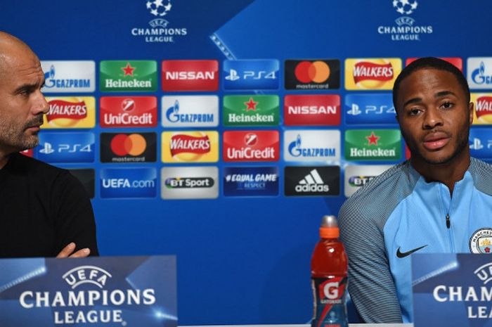 Manajer Manchester City, Josep Guardiola, mendengarkan pernyataan Raheem Sterling dalam konferensi pers di Manchester, Inggris, pada 16 Oktober 2017.  