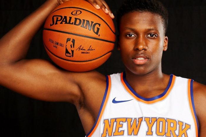 Pemain musim pertama alias rookie New York Knicks, Frank Ntilikina, berpose dalam sesi photo shoot para Rookie NBA 2017 di MSG Training Center, Greenburgh, New York, Amerika Serikat (AS), Jumat (11/8/2017).