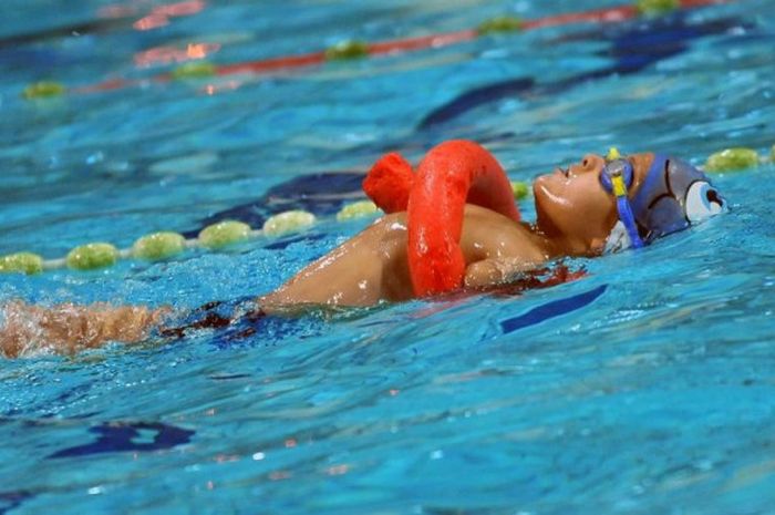 Aksi perenang muda Bosnia-Herzegovina, Ismail Zulfic, dalam sesi latihan di Sarajevo Olympic Swimming Pool, 22 November 2016.