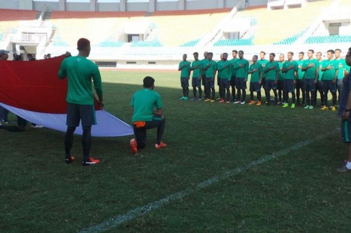 Para pemain seleksi timnas melakukan upacara kecil jelang latihan, Rabu (17/8/2016). 