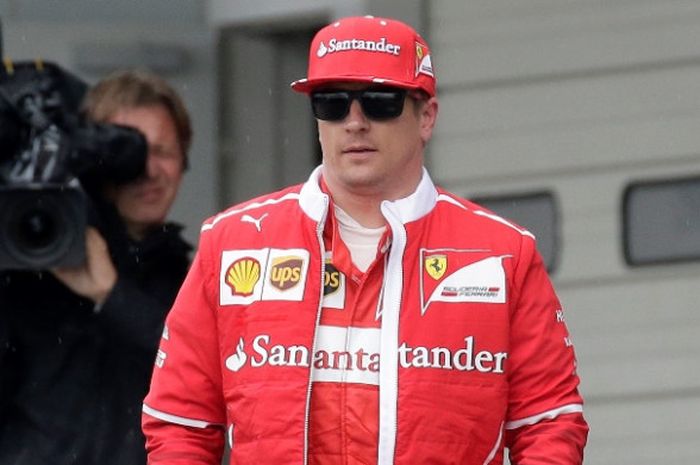 Pebalap Ferrari dari Finlandia, Kimi Raikkonen, berjalan di paddock setelah menyelesaikan latihan pertama GP Jepang di Sirkuit Suzuka, Jumat (6/10/2017).