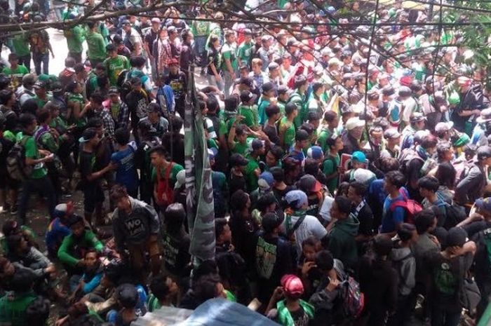 Pendukung setia Persebaya, Bonek yang mulai membubarkan diri di GOR Pajajaran, Kota Bandung, Minggu (8/12/2017) siang. 