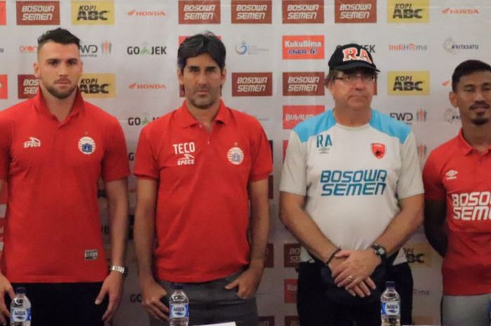 Pelatih Persija Jakarta, Stefano Cugurra, dan Marko Simic, bersama dengan pelatih PSM Makassar, Robert Rene Alberts, dan Zulkifly Syukur saat sesi jumpa pers di Makassar