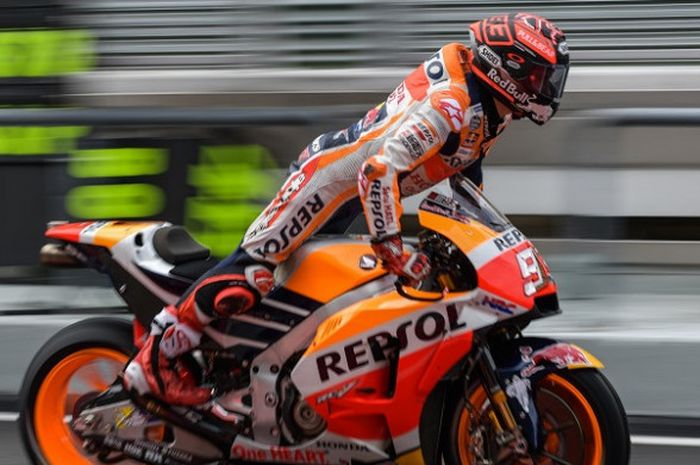 Pebalap Repsol Honda, Marc Marquez, mengendarai motor saat menjalani hari pertama tes pramusim MotoGP di Sirkuit Sepang, Malaysia, Minggu (28/1/2-18).    