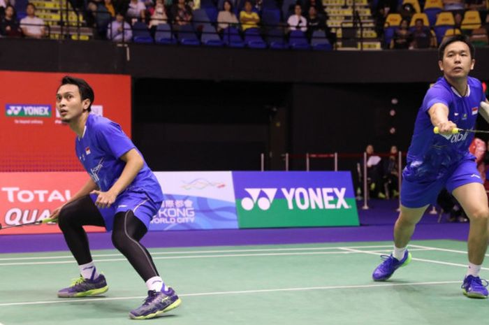 Hendra Setiawan memukul bola saat bersama Mohammad Ahsan melawan Kim Astrup/Anders Skaarup Rasmussen (Denmark) di perempat final Hong Kong Open 2018 pada Jumat (16/11/2018) di Hong Kong.