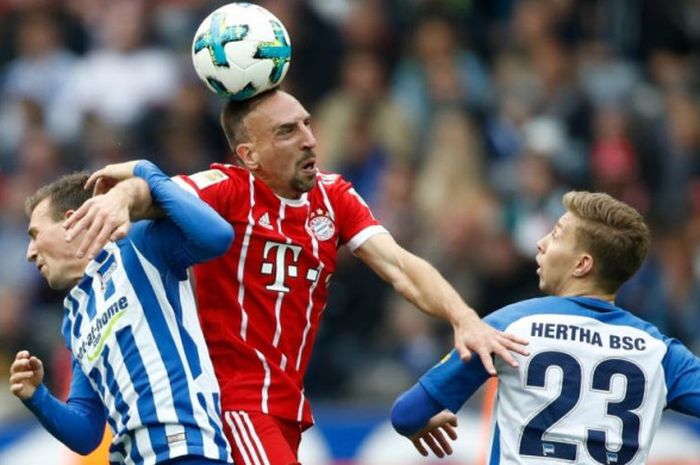 Pemain Bayern Muenchen, Franck Ribery (tengah), berupaya menyundul bola di antara kawalan dua pemain Hertha Berlin dalam partai Liga Jerman di Olimpiastadion, Berlin, 1 Oktober 2017.