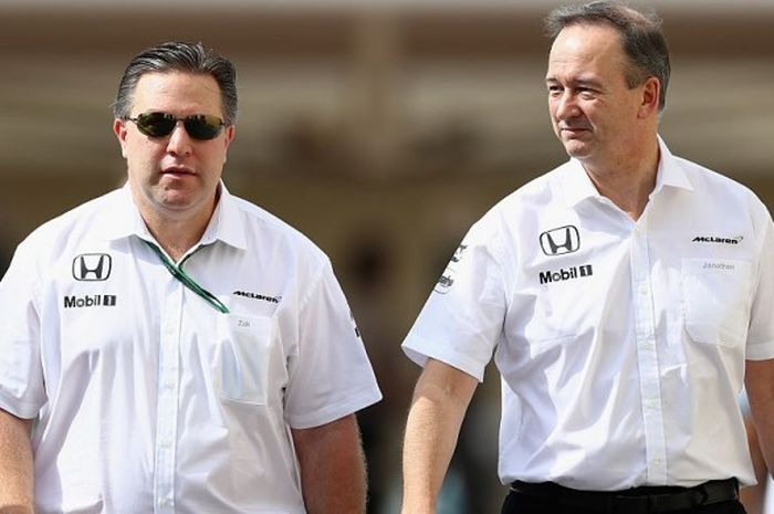 Direktur Eksekutif McLaren, Zak Brown (kiri), bersama Chief Operating Officer McLaren, Jonathan Neale, dalam uji coba Formula 1 di Sirkuit Yas Marina, Abu Dhabi, Uni Emirat Arab, pada 25 November 2016.