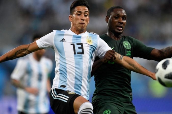 Maximiliano Meza (kiri) berduel dengan Odion Ighalo dalam partai fase grup Piala Dunia 2018 antara Argentina versus Nigeria di Saint Petersburg, 26 Juni 2018.