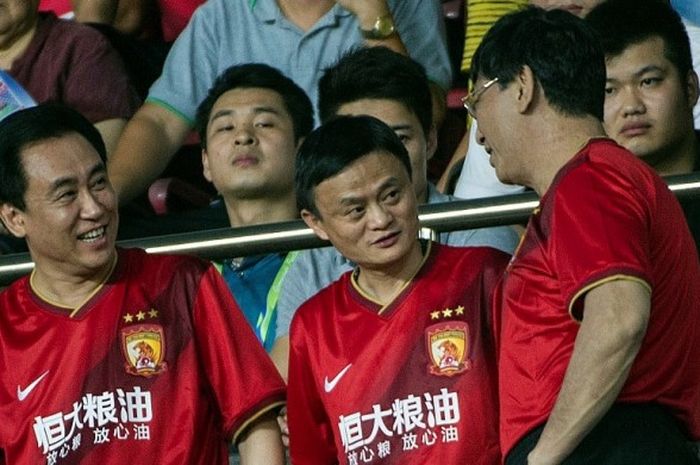 Chairman Alibaba Group, Jack Ma (tengah), menyaksikan partai antara Guangzhou Evergrande dan Sydney Wanderers pada perempat final Liga Champions Asia di Stadion Tianhe, 27 Agustus 2014.