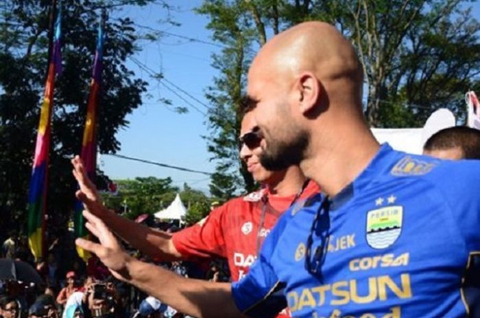 Sergio van Dijk saat mengikuti karnaval di Bandung, Sabtu (27/8/2017). Dia kini dikabarkan bakal menjadi pelatih