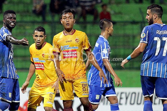 Penyerang Sriwijaya FC, Slamet Budiyono (tengah/kuning), saat tampil melawan Persiba Balikpapan dalam laga lanjutan Liga 1 di Stadion Gajayana Malang, Jawa Timur, Selasa (09/05/2017) malam.