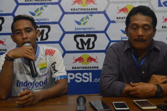 Kapten PSCS Cilacap, Jimmy Suparno (kiri) pada sesi jumpa pers setelah pertandingan di Stadion Wijayakusuma, Rabu (5/12/2018).