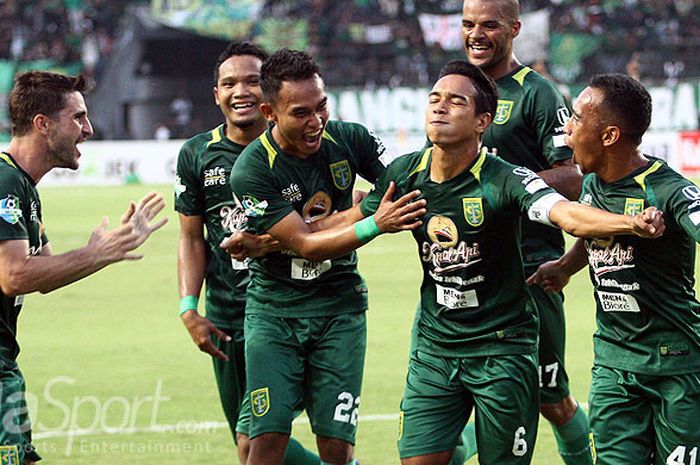    Kapten Persebaya, Misbakhus Solikin (kedua dari kanan), melakukan selebrasi bersama rekan setimnya seusai mencetak gol ke gawang Arema FC, Minggu (6/5/2018) di Gelora Bung Tomo Surabaya pada laga Liga 1 musim 2018.   