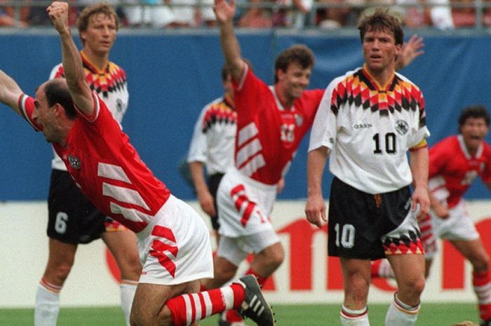 Penyerang timnas Bulgaria, Iordan Letchkov (kiri), saat merayakan gol yang ia cetak ke gawang Jerman dalam pertandingan perempat final Piala Dunia 1994 di Giants Stadium, East Rutherford, Amerika Serikat, pada 10 Juli 1994.
