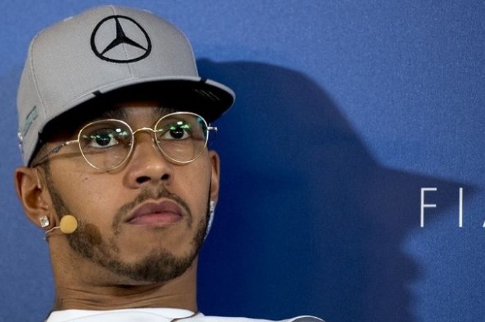 Pebalap Formula 1, Lewis Hamilton, menghadiri sesi konferensi pers menjelang acara FIA Prize Giving Gala di Vienna, Austria, 2 Desmeber 2016. 