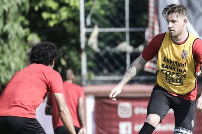 Kevin Brands (kiri) saat pertama kali mengikuti sesi latihan dengan Bali United di lapangan Banteng,