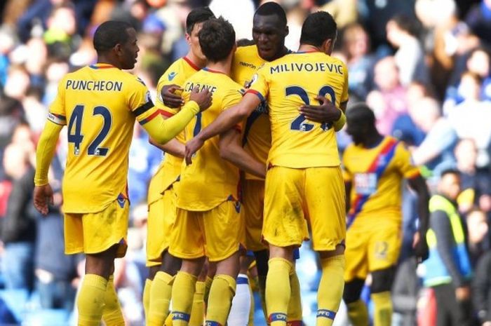 Para pemain Crystal Palace merayakan gol yang dicetak Christian Benteke di laga Liga Inggris antara Chelsea dan Crystal Palace di Stadion Stamford Bridge, London, pada Sabtu (1/4/2017).