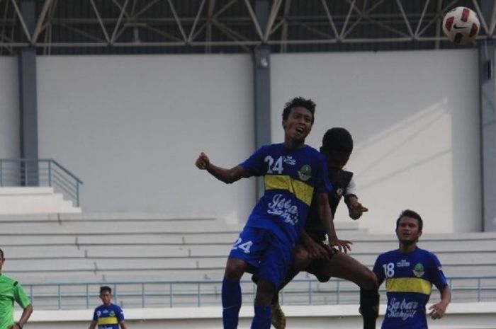 Suasana laga PON Jabar vs Persipo Purwakarta di Stadion Arcamanik, Bandung, Jumat (29/1/2016).
