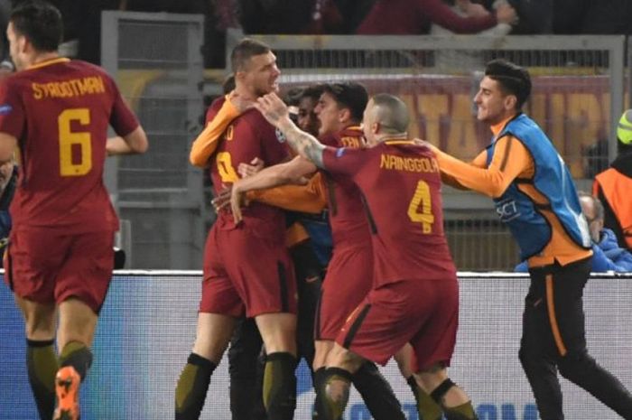 Para pemain AS Roma merayakan gol Edin Dzeko ke gawang Shakhtar Donetsk dalam partai Liga Champions di Stadion Olimpico, Roma, 13 Maret 2018.