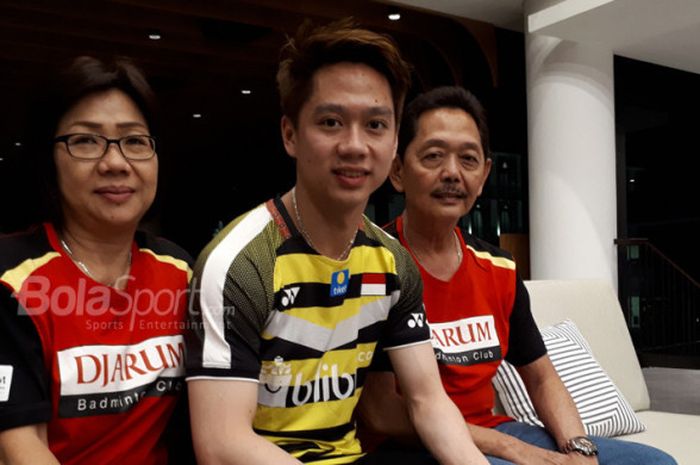 Kevin Sanjaya bersama kedua orang tua, Sugiarto Sukamuljo dan Winartin Niawati, di Kota Kudus pada 6 September 2018.