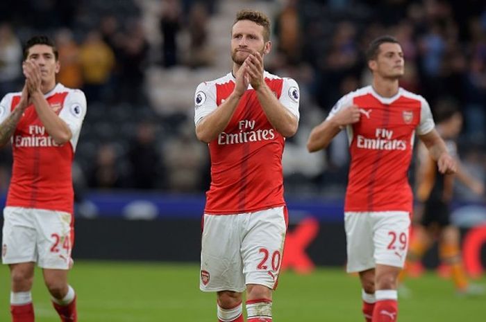 Bek tengah Arsenal, Shkodran Mustafi (tengah), bertepuk tangan ke arah penggemar The Gunners usai laga Premier League kontra Hull City di KCOM Stadium, Hull, (17/9/2016).