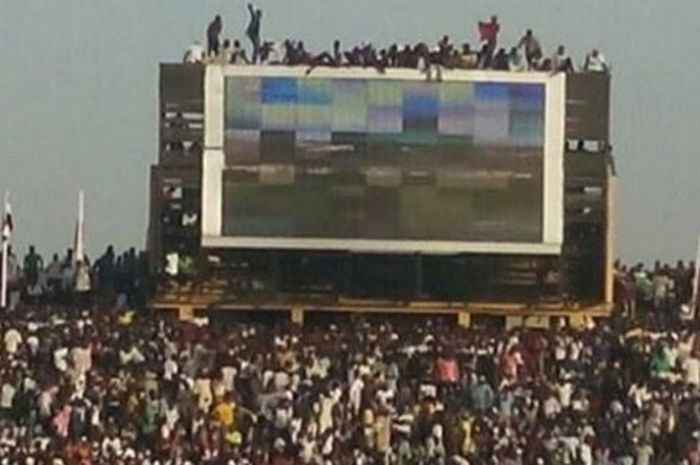 Penonton nekat menyaksikan pertandingan Nigeria vs Mesir pada kualifikasi Grup G Piala Afrika, Jumat (25/3/2016), dari atas papan skor.